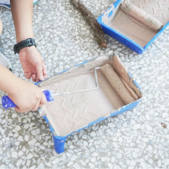 提供 C-STONE 塗料讓師生美化校園穿堂與佈告欄