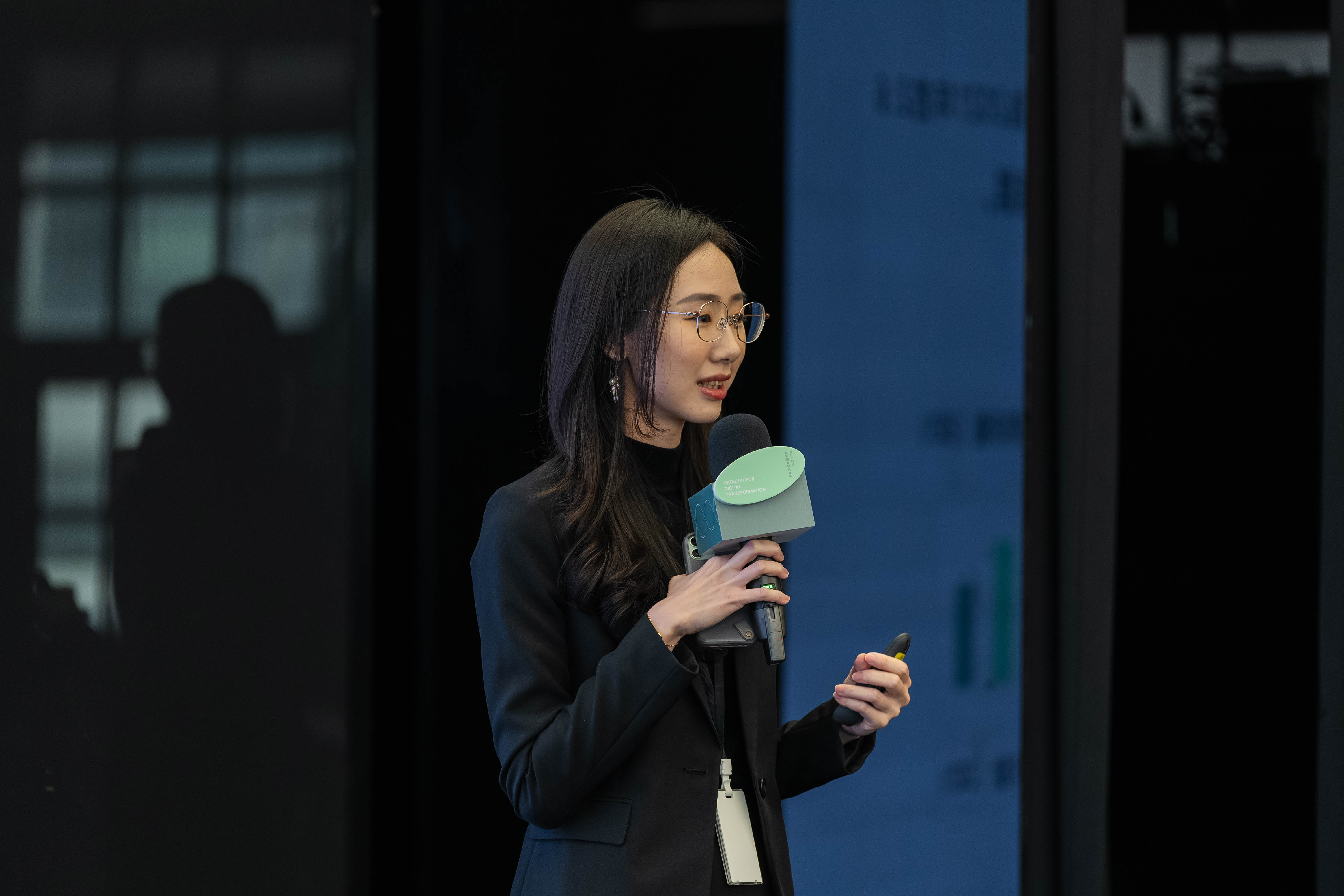 圖三、台灣設計研究院賴盈秀研究員，發表數位設計工具開發成果：產品數據分析工具 (PDE) 及使用者研究數位工具 (UDE)。(資料來源：台灣設計研究院)