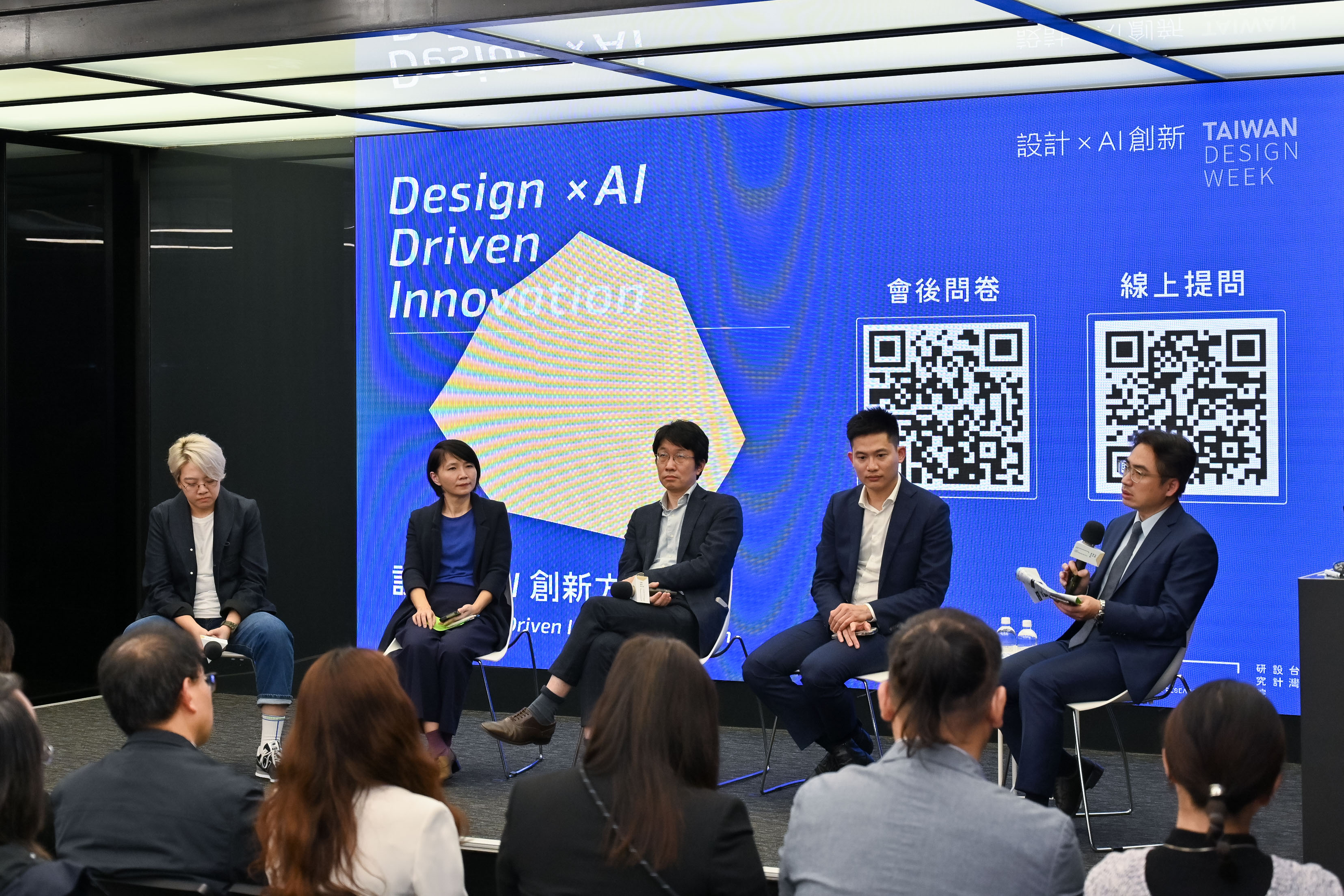 論壇座談會由台灣微軟花凱龍首席技術長主持,討論AI對不同產業工作流程的衝擊與影響。(由右至左微軟花凱龍首席技術長、李慕約策展人、徐毓良副主任、何如平經理、馮鈺婷創意總監)
